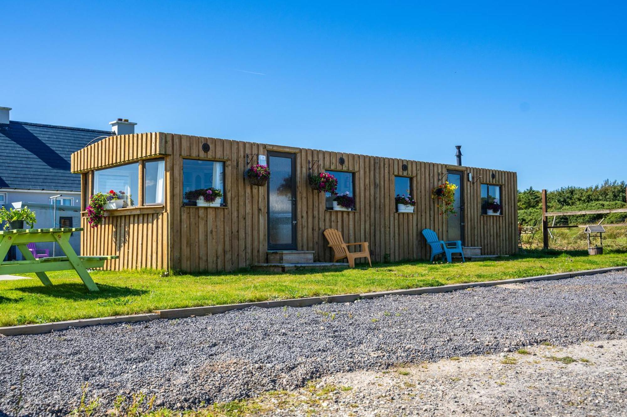 Geraghtys Farmyard Pods Belmullet Exterior foto