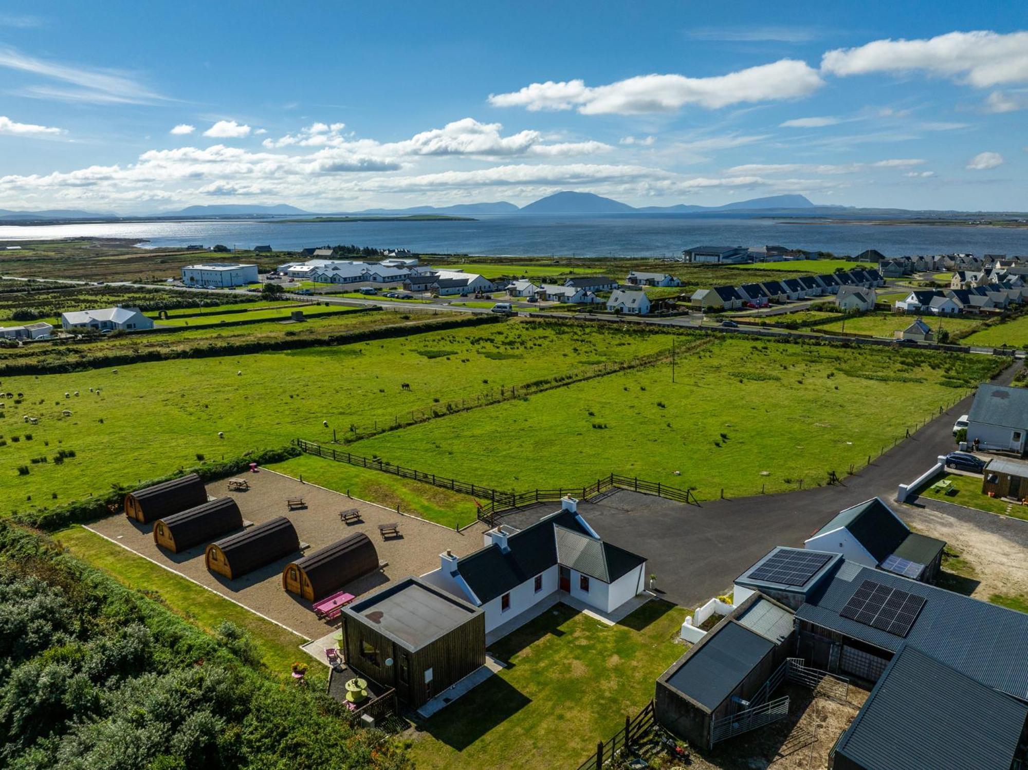 Geraghtys Farmyard Pods Belmullet Exterior foto
