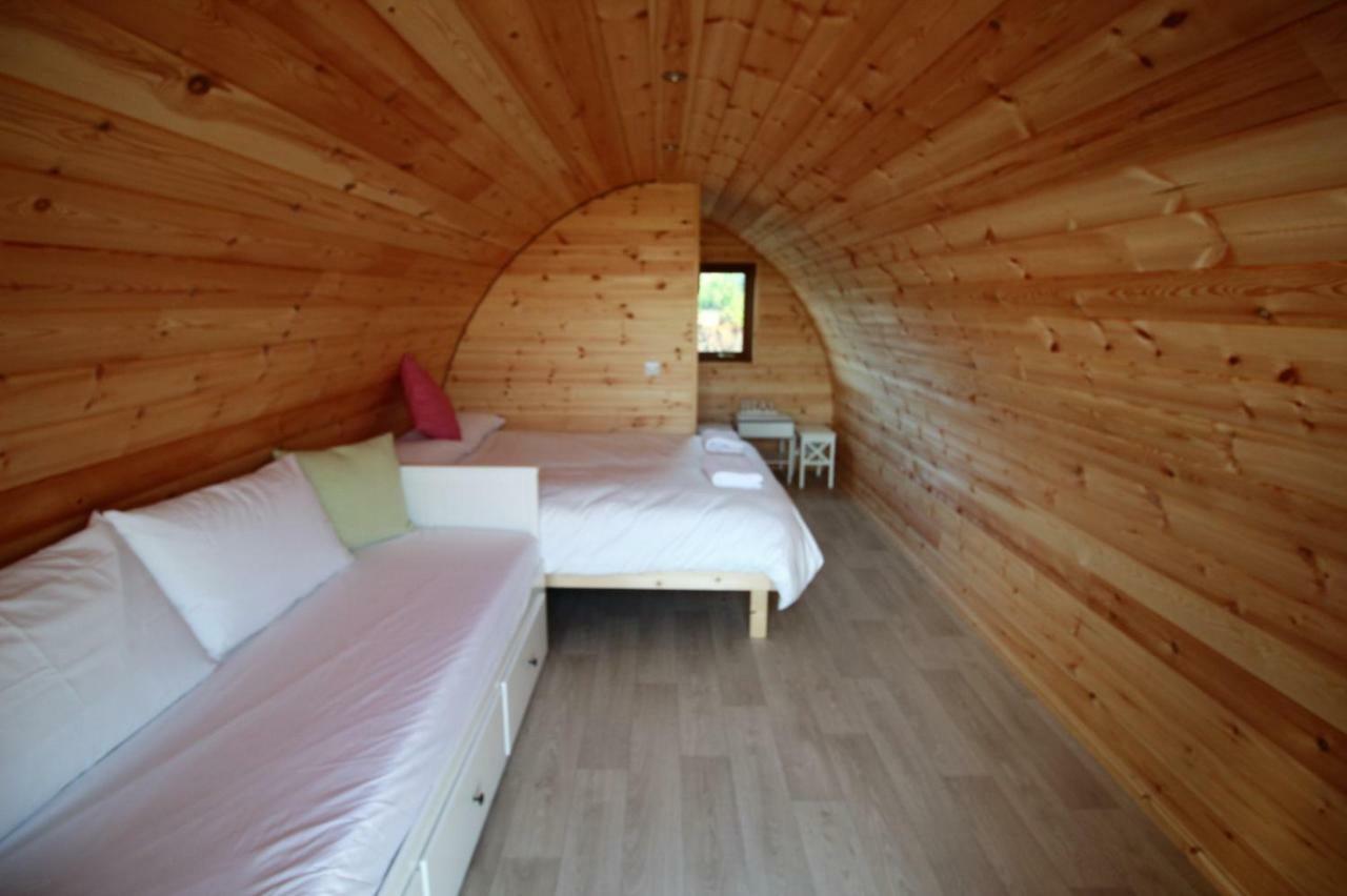 Geraghtys Farmyard Pods Belmullet Exterior foto